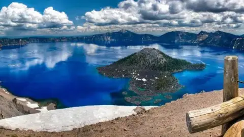 7700年前Mazama火山喷发,浩瀚的山峰塌陷形成巨大的火山口,之后常年累月的雨雪得以汇聚,逐渐形成静蓝幽深的湖泊,即火山口湖。火山口湖镶嵌在俄勒冈州西南部海拔2000米的Cascade山间,是俄勒冈七大奇观之一。