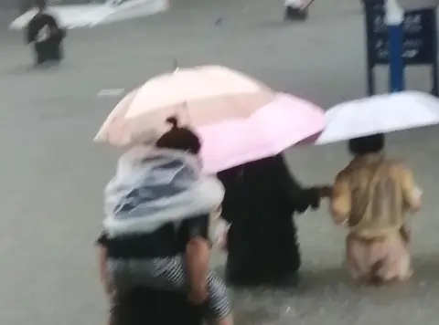 河南本次暴雨主要原因有三个:
①台风“烟花”虽然距离我国还有小一千公里,却远程控制了河南暴雨。在“烟花”和副热带高压的气流引导下,大量的水汽通过偏东风源源不断从海上输送到陆地,在河南集结成雨。