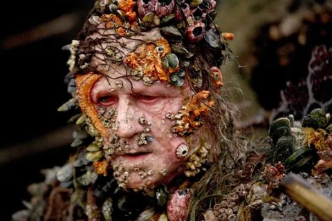 杰克船长遭伊丽莎白致命一吻后被章鱼怪卷走生死未卜,弃船逃走的"黑