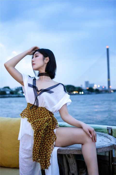 赵奕欢女神是十分清纯甜美的模样,但是她的穿衣风格是超级性感妩媚的